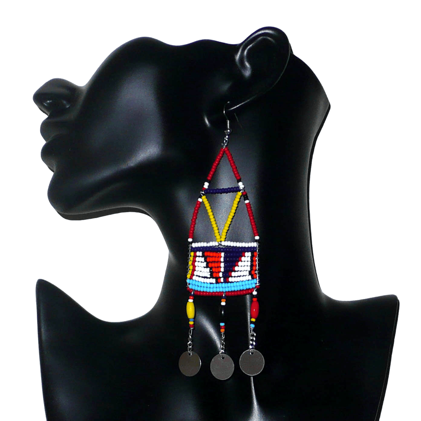 Longues boucles d'oreilles africaines à motifs géométriques Massai composées de perles de rocaille et de plastique rouges et multicolores, et de chaînettes décorées de perles et de disques métalliques. Elles mesurent 13 cm de long et 4 cm de large et se portent sur des oreilles percées.