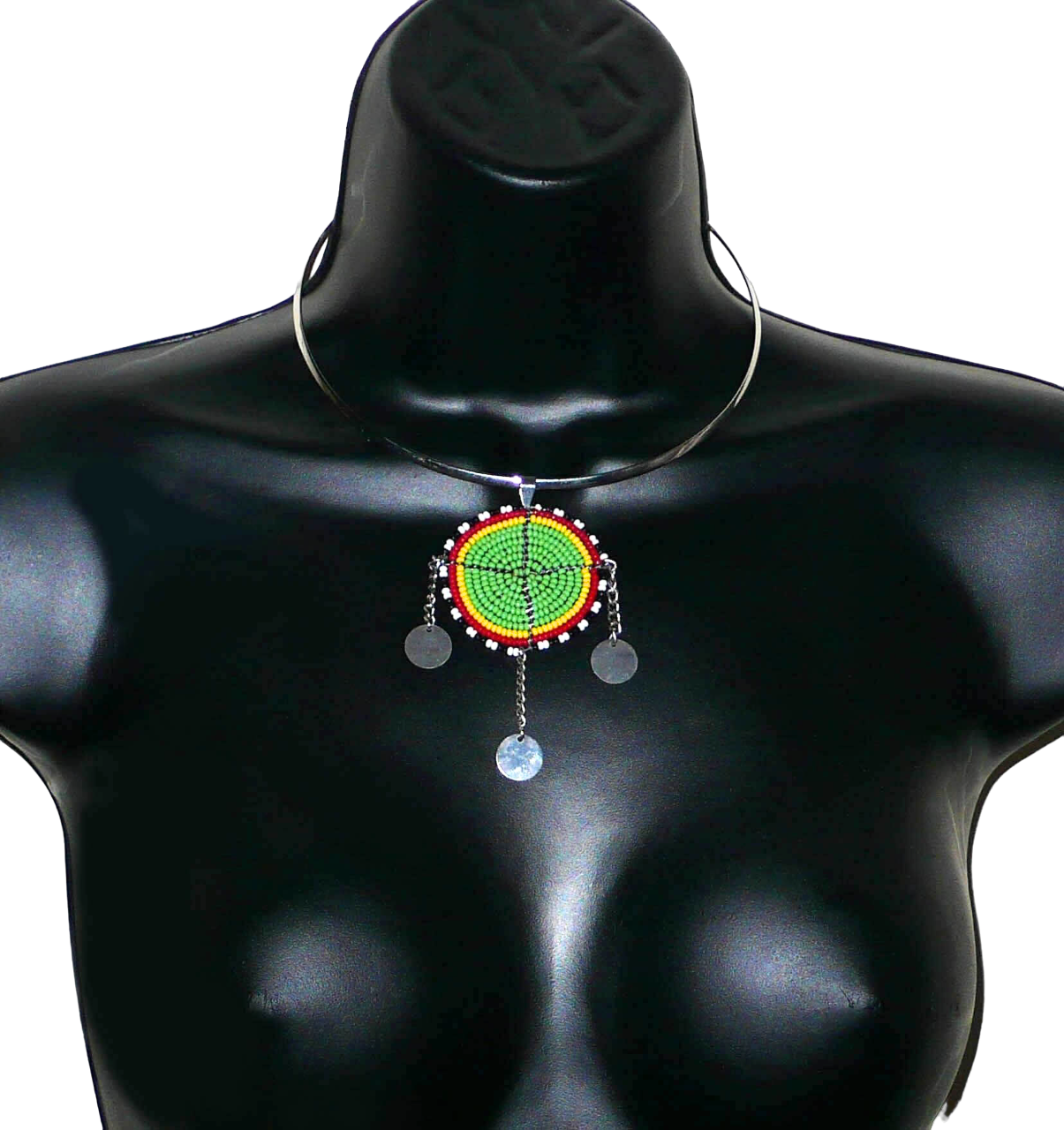 Collier africain vert composé d'un ras de cou en laiton agrémenté d'un pendentif Massai fait de perles de rocaille principalement vertes, puis rouges, jaunes, noires et blanches, et prolongé de trois chaînettes ornées de pastilles métalliques.