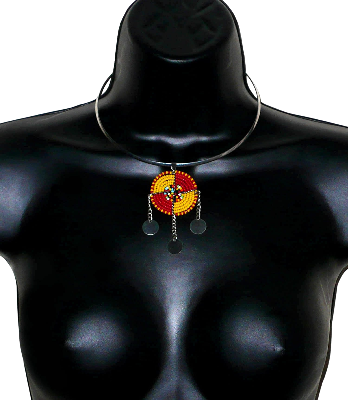 Bijou africain se composant d'un collier ras de cou en laiton rehaussé d'un pendentif Massai rond fait de perles de rocaille rouges, jaunes et multicolores, et prolongé de trois chaînettes ornées de disques métalliques.