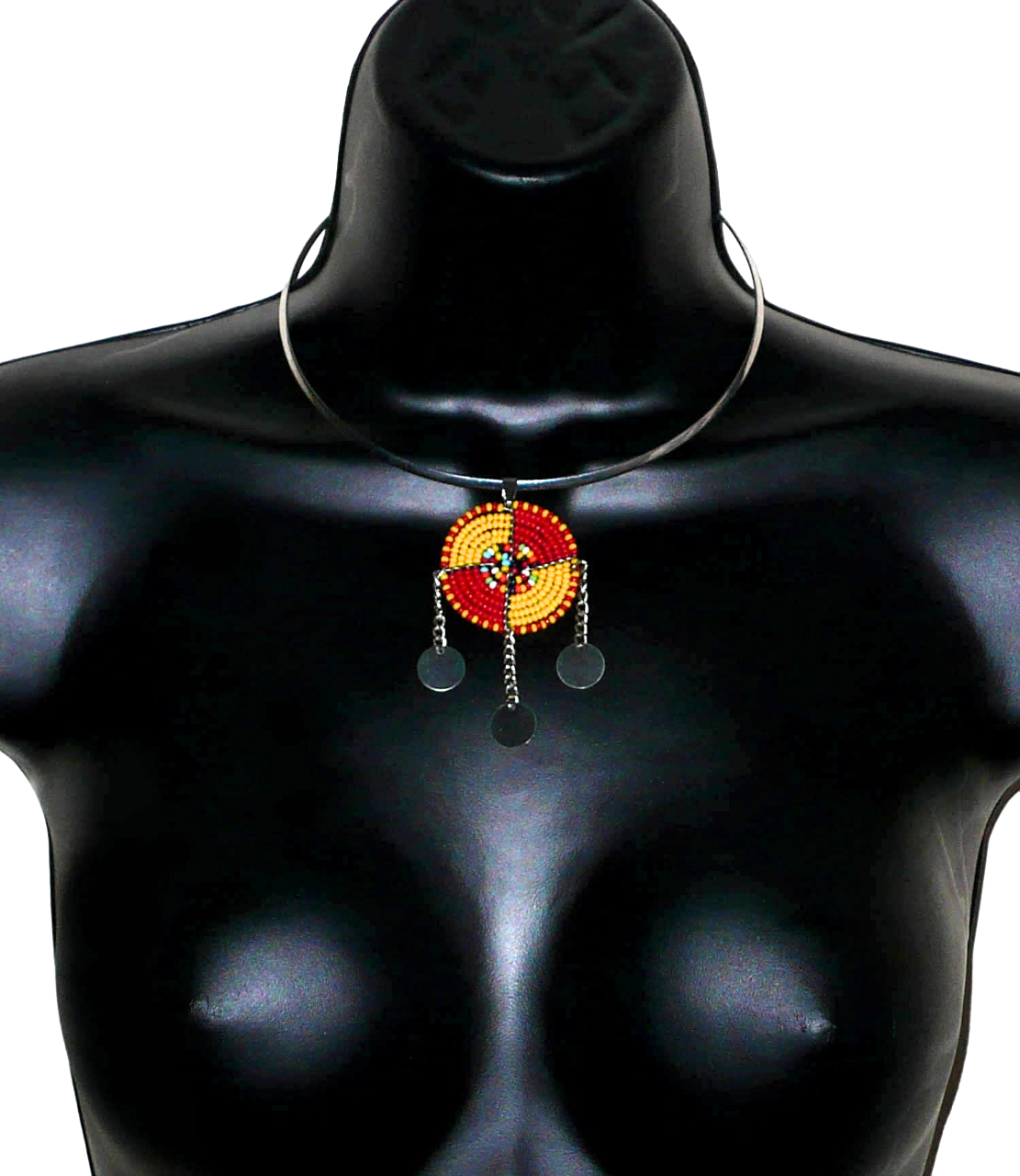 Bijou africain se composant d'un collier ras de cou en laiton rehaussé d'un pendentif Massai rond fait de perles de rocaille rouges, jaunes et multicolores, et prolongé de trois chaînettes ornées de disques métalliques.