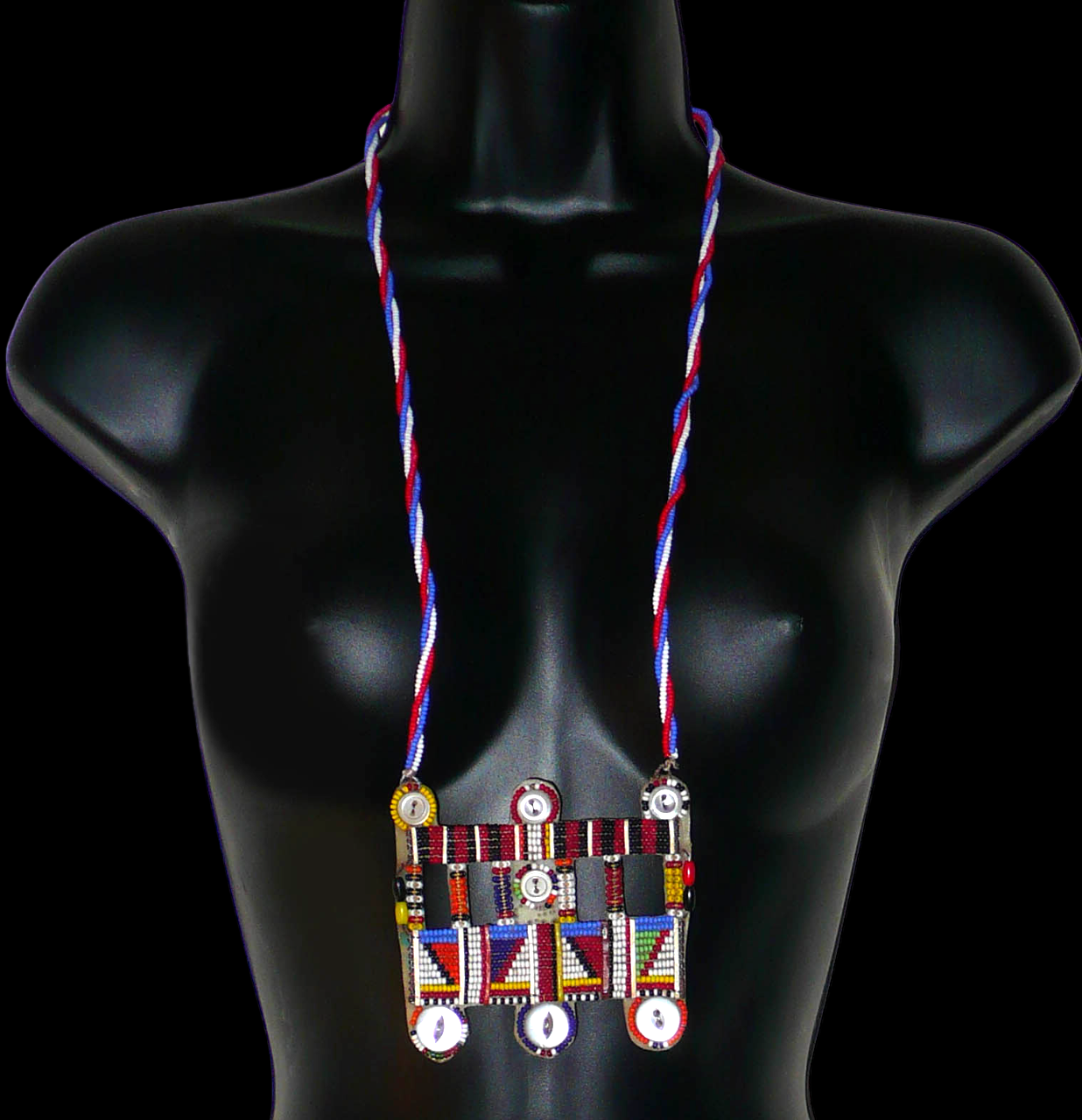 Collier africain traditionnel Massai de style sautoir composé d'une triple chaîne torsadée en perles de rocaille bleues, blanches et rouges ornée d'un large pendentif à motifs ethniques multicolores brodés de perles de rocaille et de boutons.