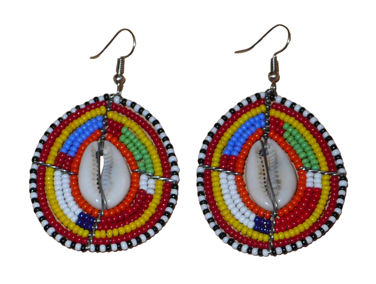 Boucles d'oreilles africaines ethniques composées de perles multicolores et de cauris montés en forme de boucliers Massai. Elles mesurent 7 cm de long et 4 cm de large et se portent sur des oreilles percées.