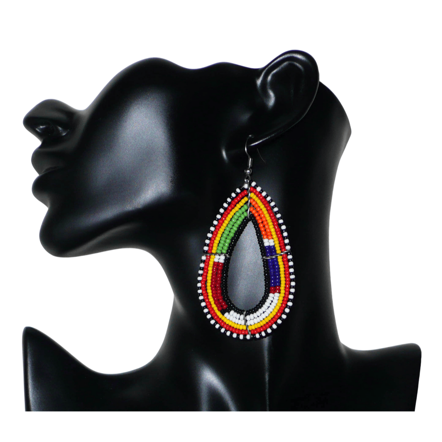 Ajoutez de la couleur à votre look avec ces boucles d'oreilles africaines multi-rangs à motifs ethniques traditionnels Massai. Fabriquées par des artisans kenyans, elles se composent de perles de rocaille noires et multicolores glissées sur six rangées de fils de fer montés en forme de gouttes. Ces boucles d'oreilles mesurent 8.5 cm de long et 4.5 cm de large ; elles se portent avec des crochets en acier inoxydable sur des oreilles percées.