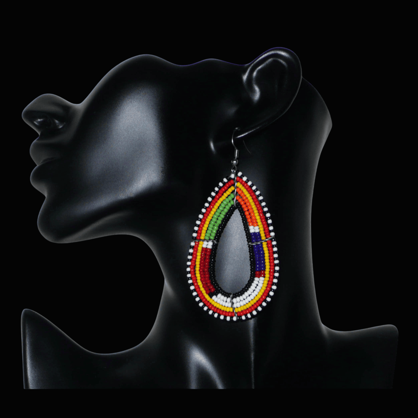 Ajoutez de la couleur à votre look avec ces boucles d'oreilles africaines multi-rangs à motifs ethniques traditionnels Massai. Fabriquées par des artisans kenyans, elles se composent de perles de rocaille noires et multicolores glissées sur six rangées de fils de fer montés en forme de gouttes. Ces boucles d'oreilles mesurent 8.5 cm de long et 4.5 cm de large ; elles se portent avec des crochets en acier inoxydable sur des oreilles percées.