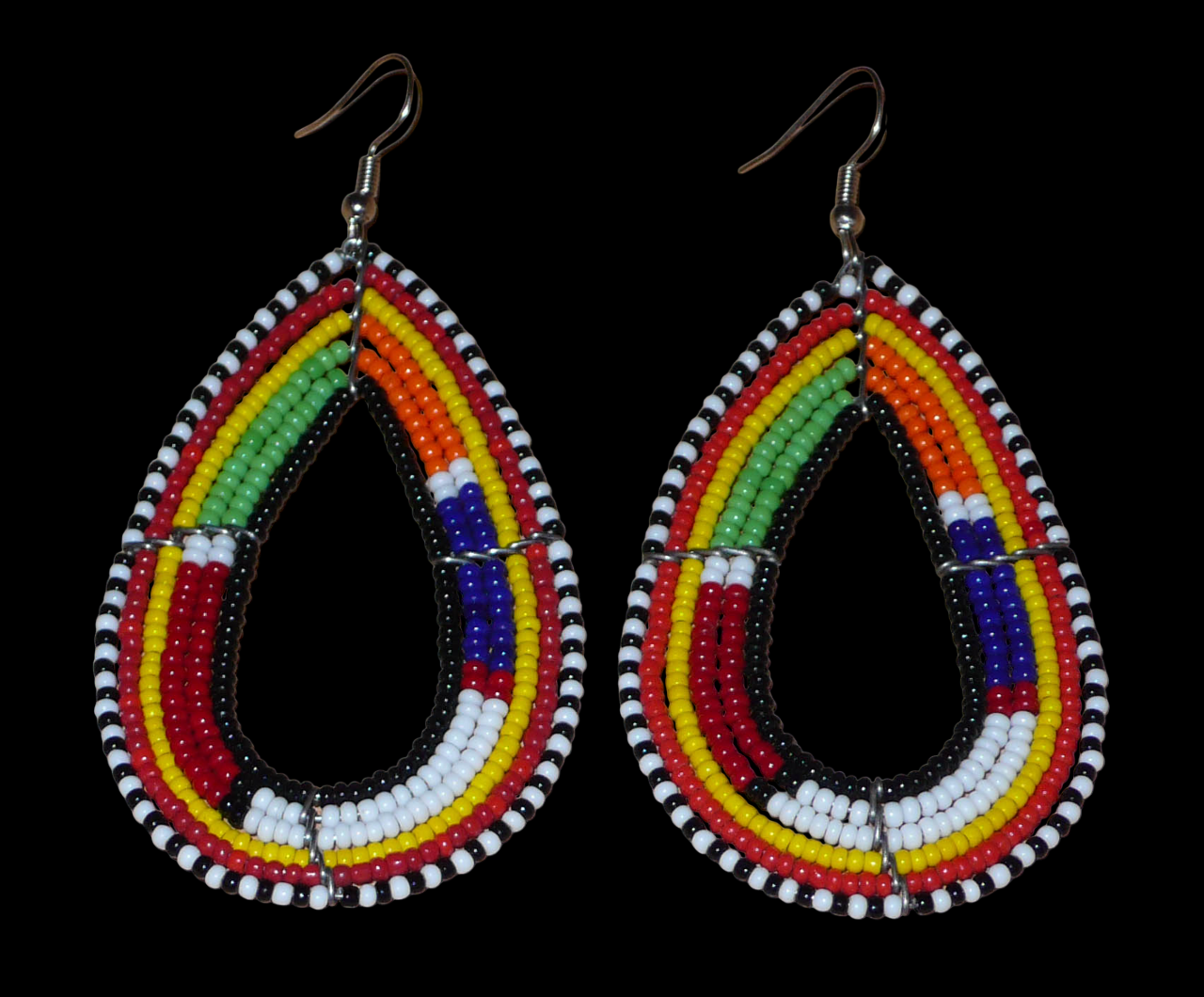 Ajoutez de la couleur à votre look avec ces boucles d'oreilles africaines multi-rangs à motifs ethniques traditionnels Massai. Fabriquées par des artisans kenyans, elles se composent de perles de rocaille noires et multicolores glissées sur six rangées de fils de fer montés en forme de gouttes. Ces boucles d'oreilles mesurent 8.5 cm de long et 4.5 cm de large ; elles se portent avec des crochets en acier inoxydable sur des oreilles percées.