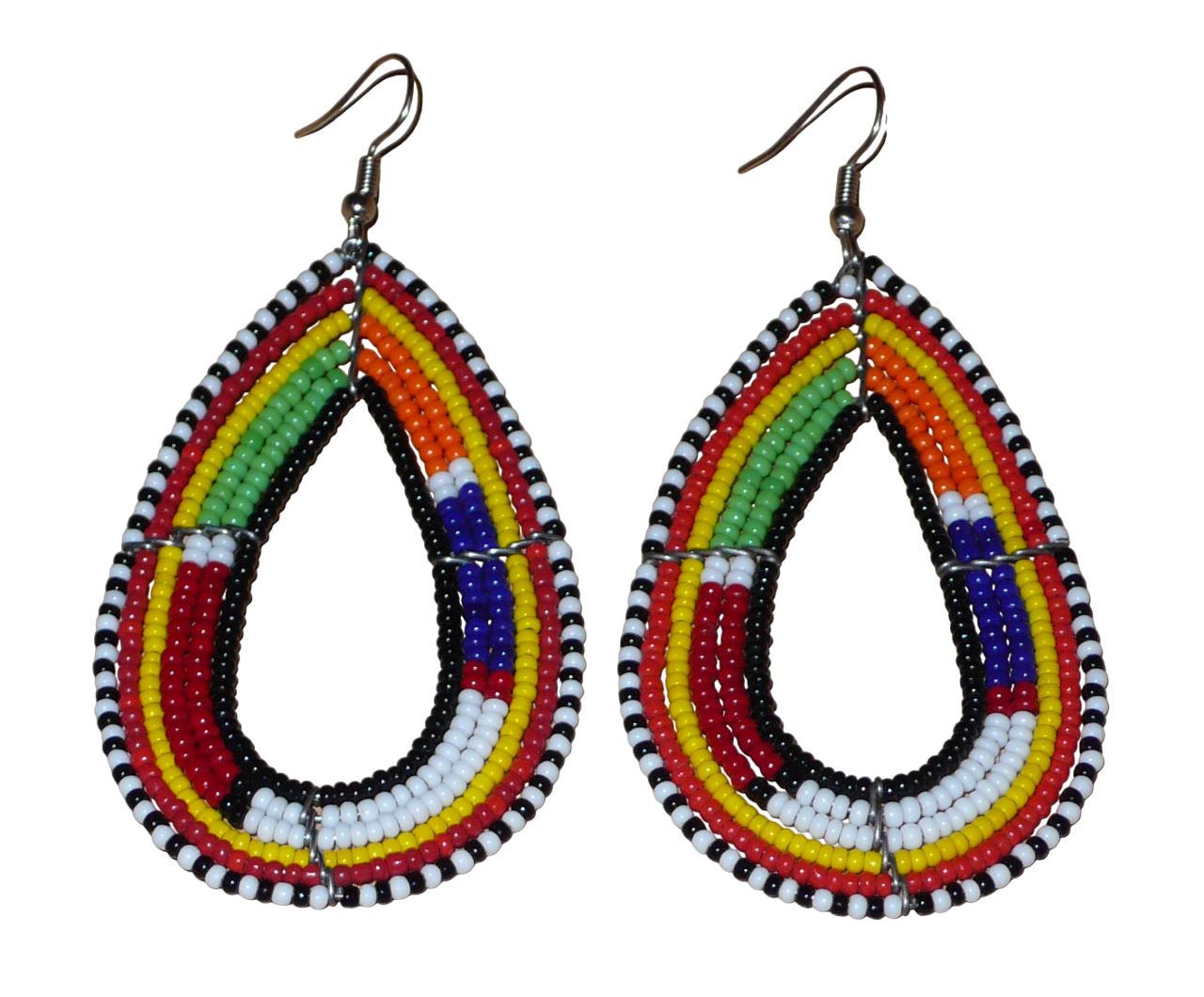 Ajoutez de la couleur à votre look avec ces boucles d'oreilles africaines multi-rangs à motifs ethniques traditionnels Massai. Fabriquées par des artisans kenyans, elles se composent de perles de rocaille noires et multicolores glissées sur six rangées de fils de fer montés en forme de gouttes. Ces boucles d'oreilles mesurent 8.5 cm de long et 4.5 cm de large ; elles se portent avec des crochets en acier inoxydable sur des oreilles percées.