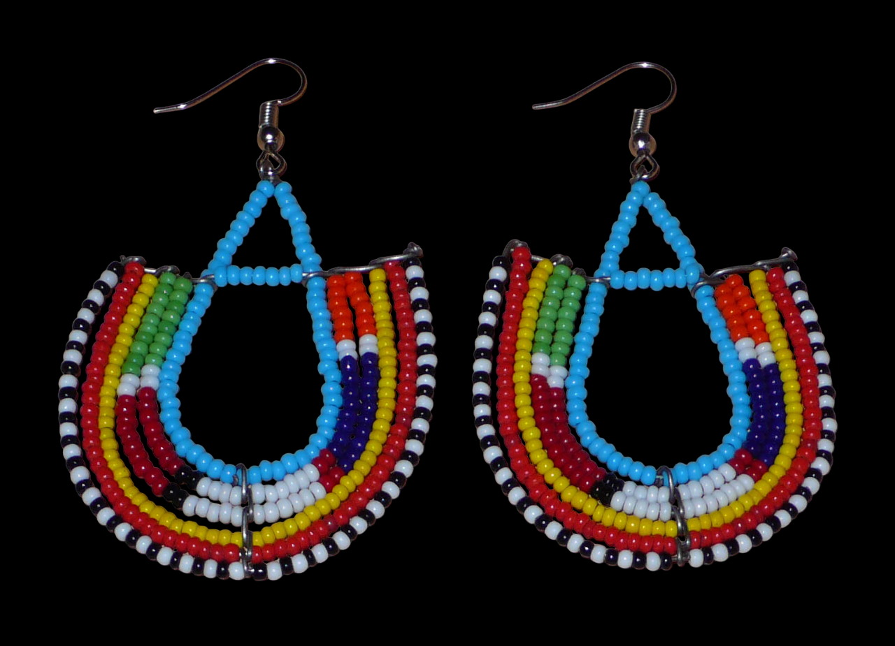 Boucles d'oreilles africaines traditionnelles à motifs ethniques Massai composées de perles de rocaille bleues et multicolores enfilées sur des fils de fer montés en forme d'ancres.
Ces boucles d'oreilles colorées au style exotique tribal chic mesurent 7.5 cm de long et 4.5 cm de large, elles se portent avec des crochets en acier inoxydable sur des oreilles percées.