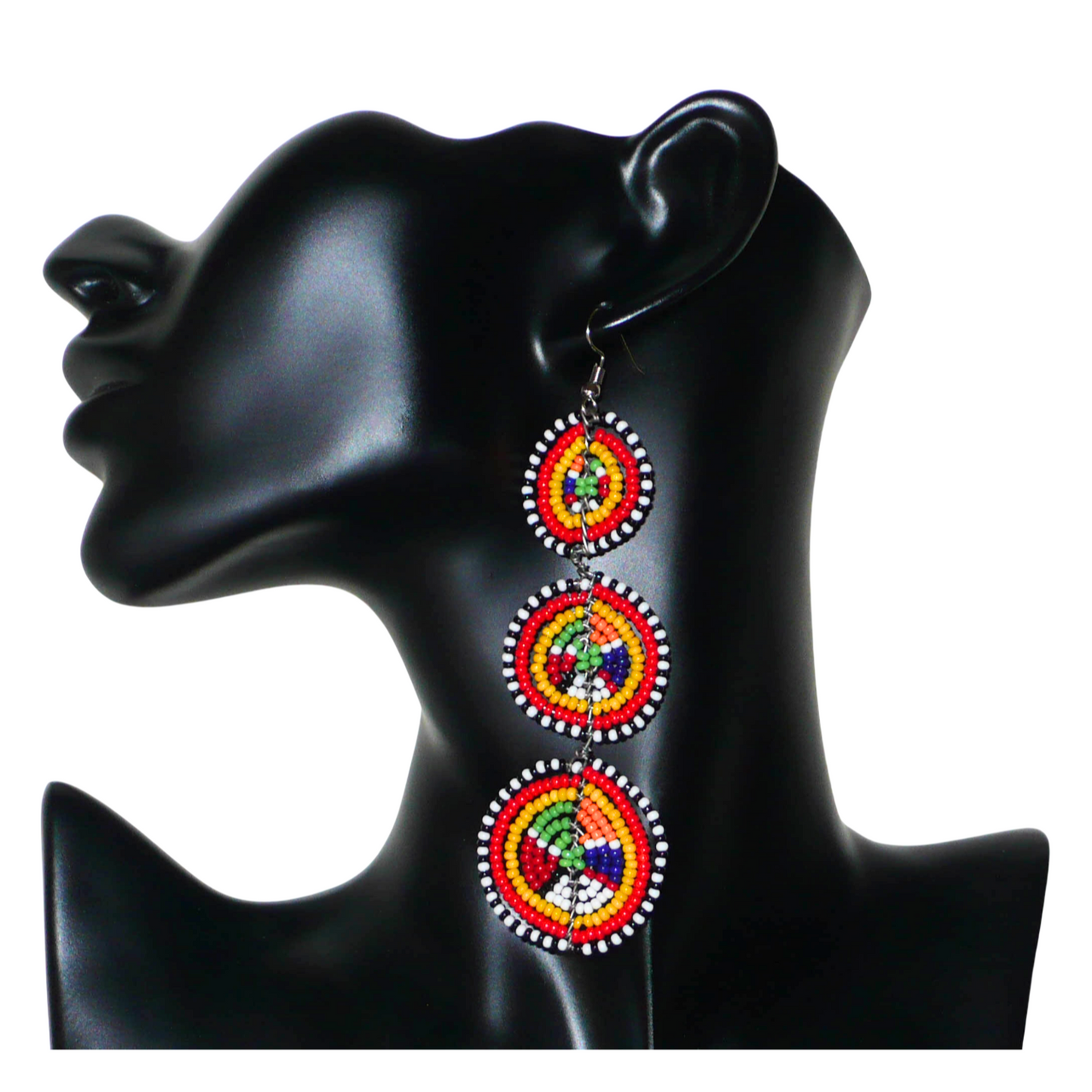 Affirmez votre style avec ces boucles d'oreilles africaines traditionnelles de confection artisanale Massai, évoquant le style afro chic des années 70. Elles se composent de perles de rocaille multicolores enfilées sur des fils de fer montés en forme de trois cercles superposés. Ces boucles d'oreilles mesurent 11 cm de long et 3.5 cm de large ; elles se portent avec des crochets en acier inoxydable sur des oreilles percées.