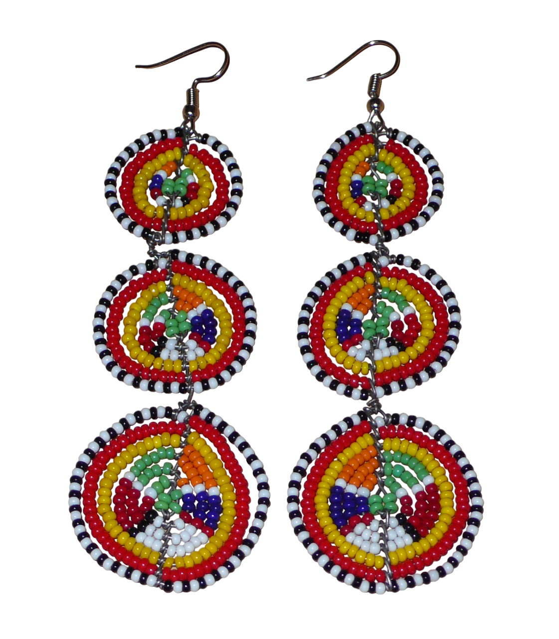 Affirmez votre style avec ces boucles d'oreilles africaines traditionnelles de confection artisanale Massai, évoquant le style afro chic des années 70. Elles se composent de perles de rocaille multicolores enfilées sur des fils de fer montés en forme de trois cercles superposés. Ces boucles d'oreilles mesurent 11 cm de long et 3.5 cm de large ; elles se portent avec des crochets en acier inoxydable sur des oreilles percées.