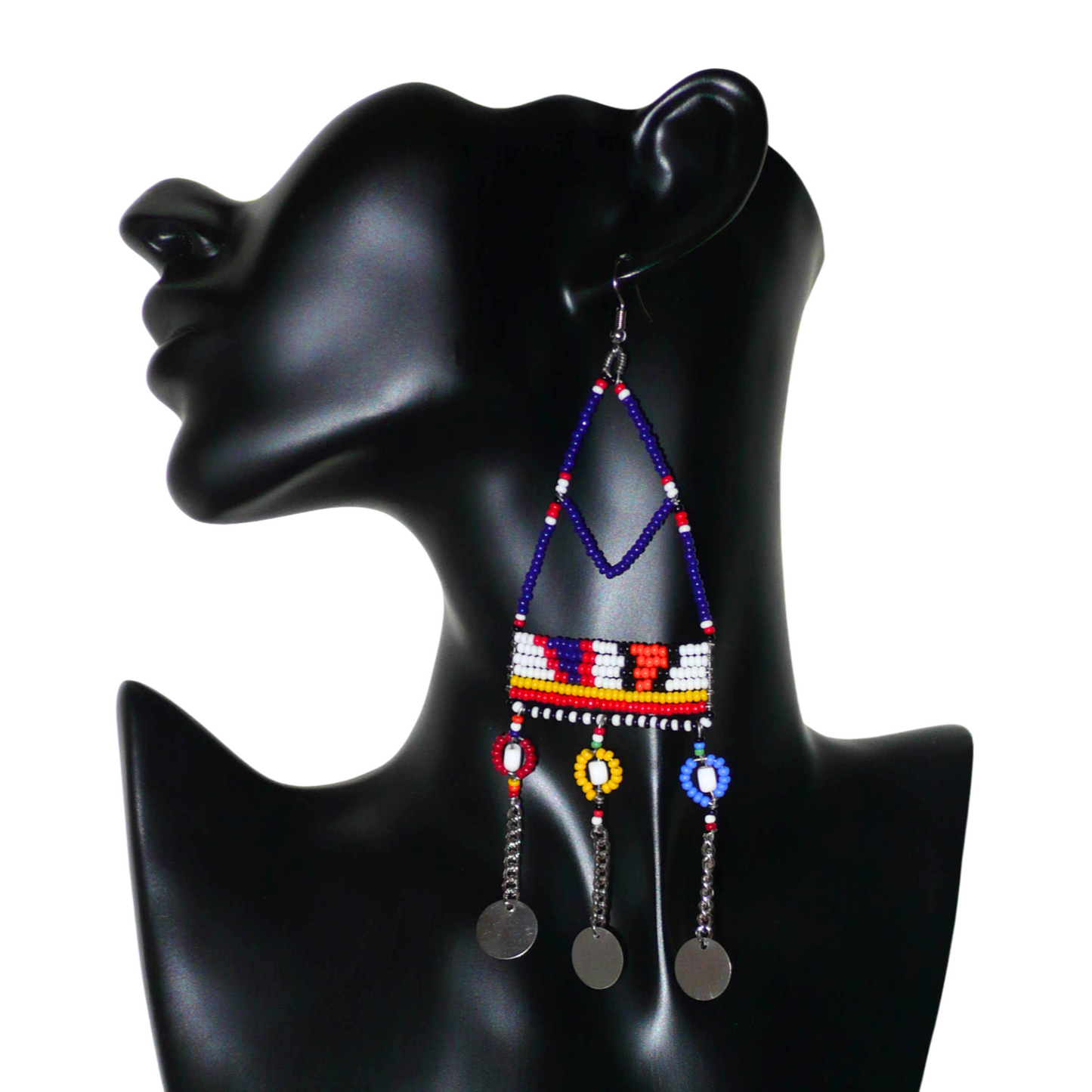 Longues boucles d'oreilles africaines Massai composées de perles de rocaille bleu foncé et multicolores et de perles en plastique enfilées sur des structures de forme triangulaires en fils de fer ; elles se prolongent de chaînettes décorées de disques métalliques. Surdimensionnées, ces boucles d'oreilles mesurent 14.5 cm de long et se portent sur des oreilles percées.