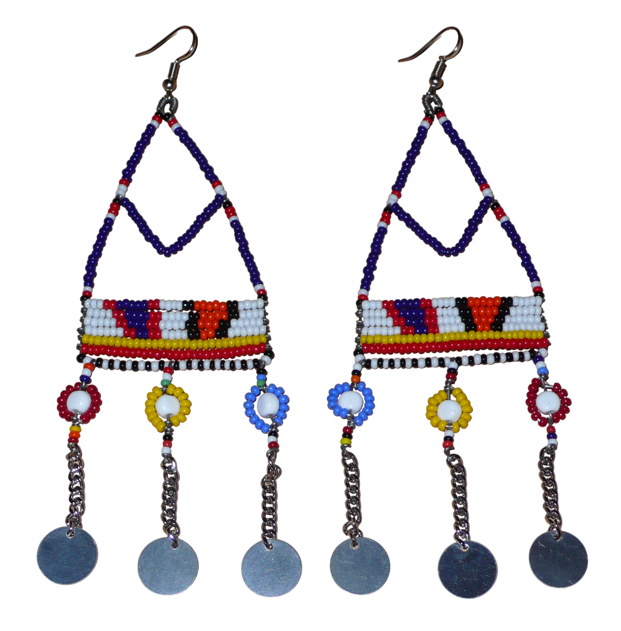 Longues boucles d'oreilles africaines Massai composées de perles de rocaille bleu foncé et multicolores et de perles en plastique enfilées sur des structures de forme triangulaires en fils de fer ; elles se prolongent de chaînettes décorées de disques métalliques. Surdimensionnées, ces boucles d'oreilles mesurent 14.5 cm de long et se portent sur des oreilles percées.