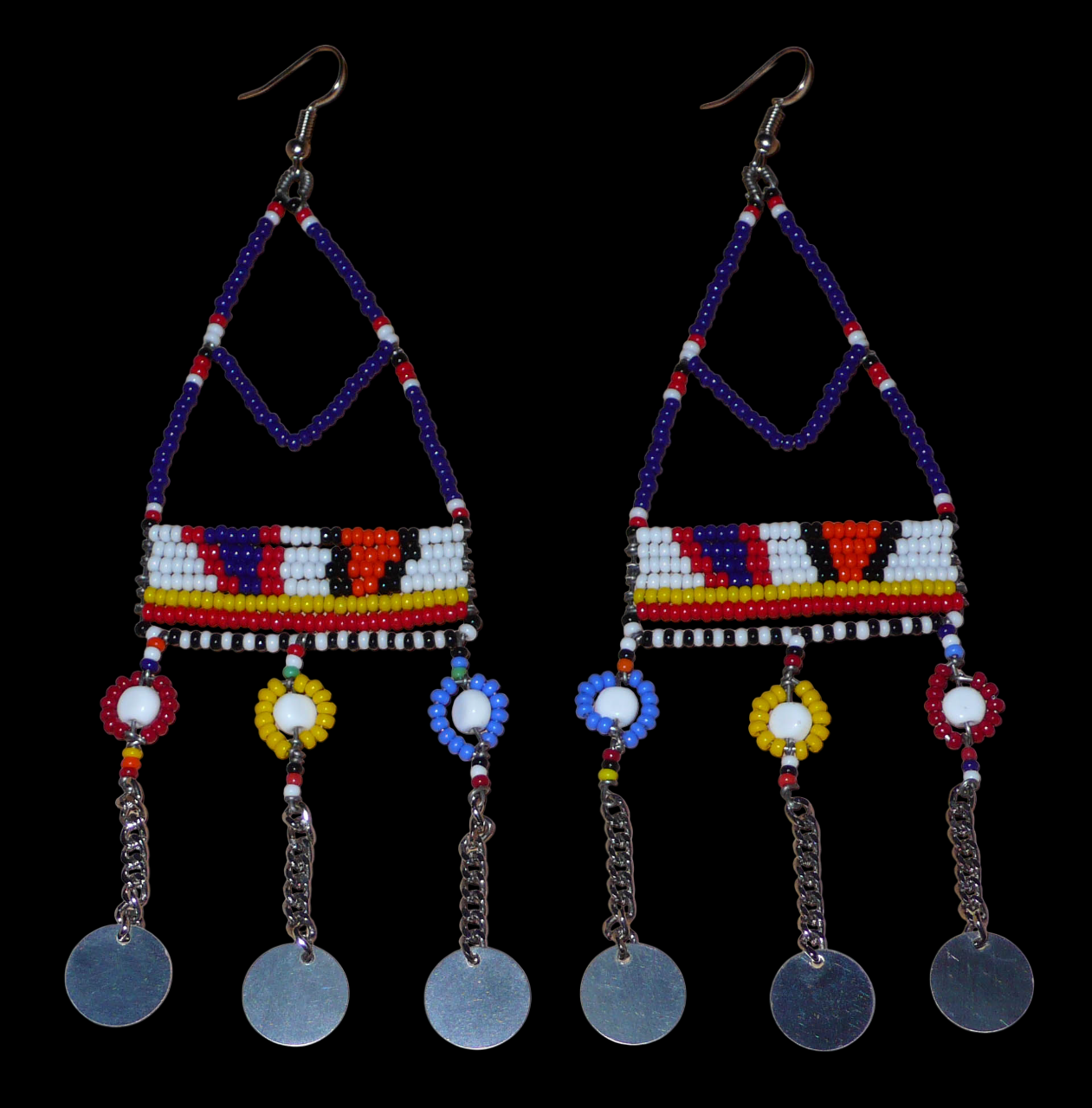 Longues boucles d'oreilles africaines Massai composées de perles de rocaille bleu foncé et multicolores et de perles en plastique enfilées sur des structures de forme triangulaires en fils de fer ; elles se prolongent de chaînettes décorées de disques métalliques. Surdimensionnées, ces boucles d'oreilles mesurent 14.5 cm de long et se portent sur des oreilles percées.