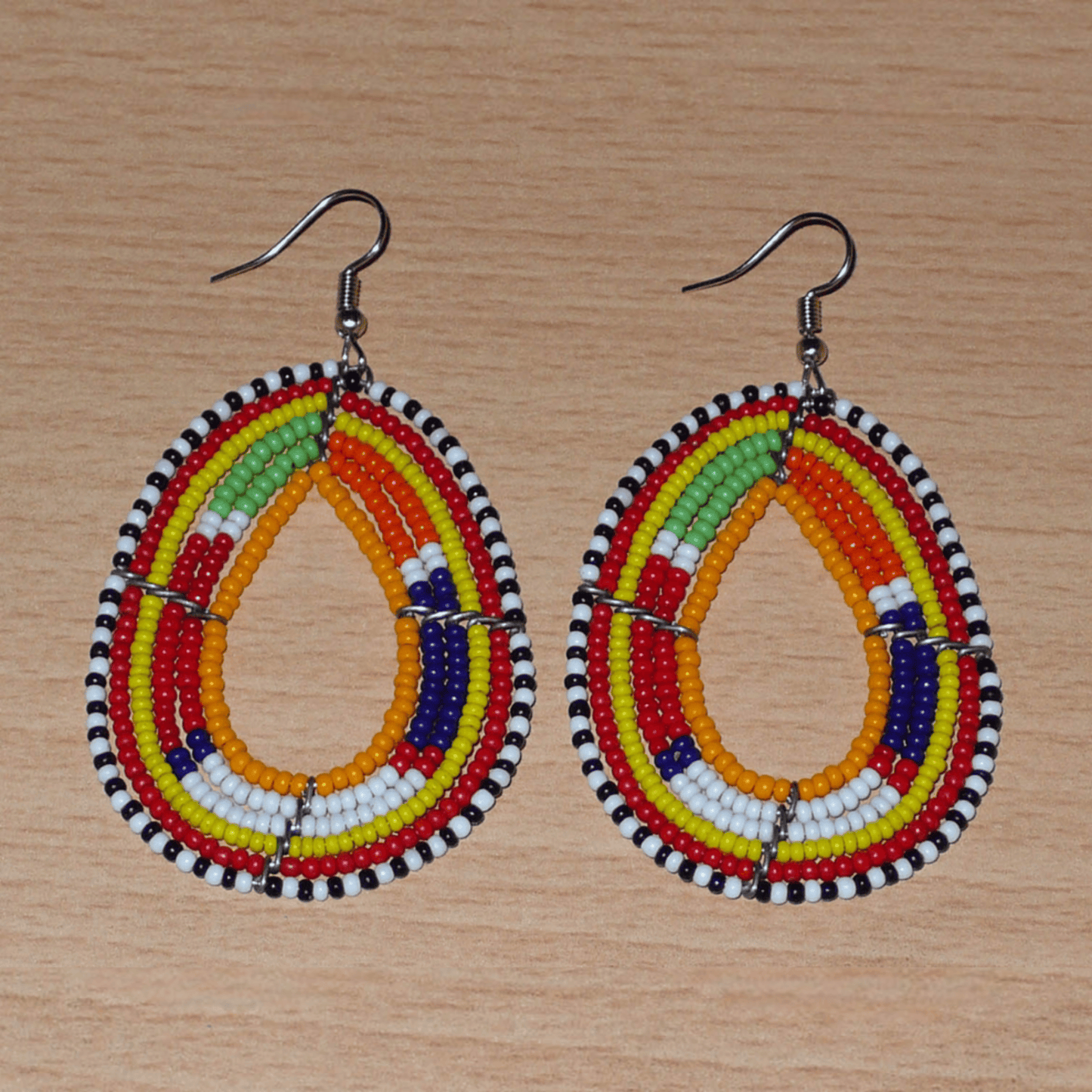 Boucles d'oreilles africaines en forme de gouttes à motifs ethniques Massai composées de perles de rocaille multicolores ; elles mesurent 7,5 cm de long et 4 cm de large.