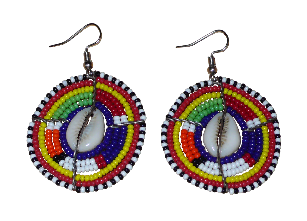 Boucles d'oreilles africaines traditionnelles aux motifs ethniques caractéristiques de l'artisanat Massai. De fabrication kenyane, elles se composent de perles de rocaille bleu foncé et multicolores et de cauris fixés sur des fils de fer montés en forme de boucliers Massai. Ces boucles d'oreilles de taille moyenne mesurent 6 cm de long et 4 cm de large ; elles se portent avec des crochets en acier inoxydable sur des oreilles percées.