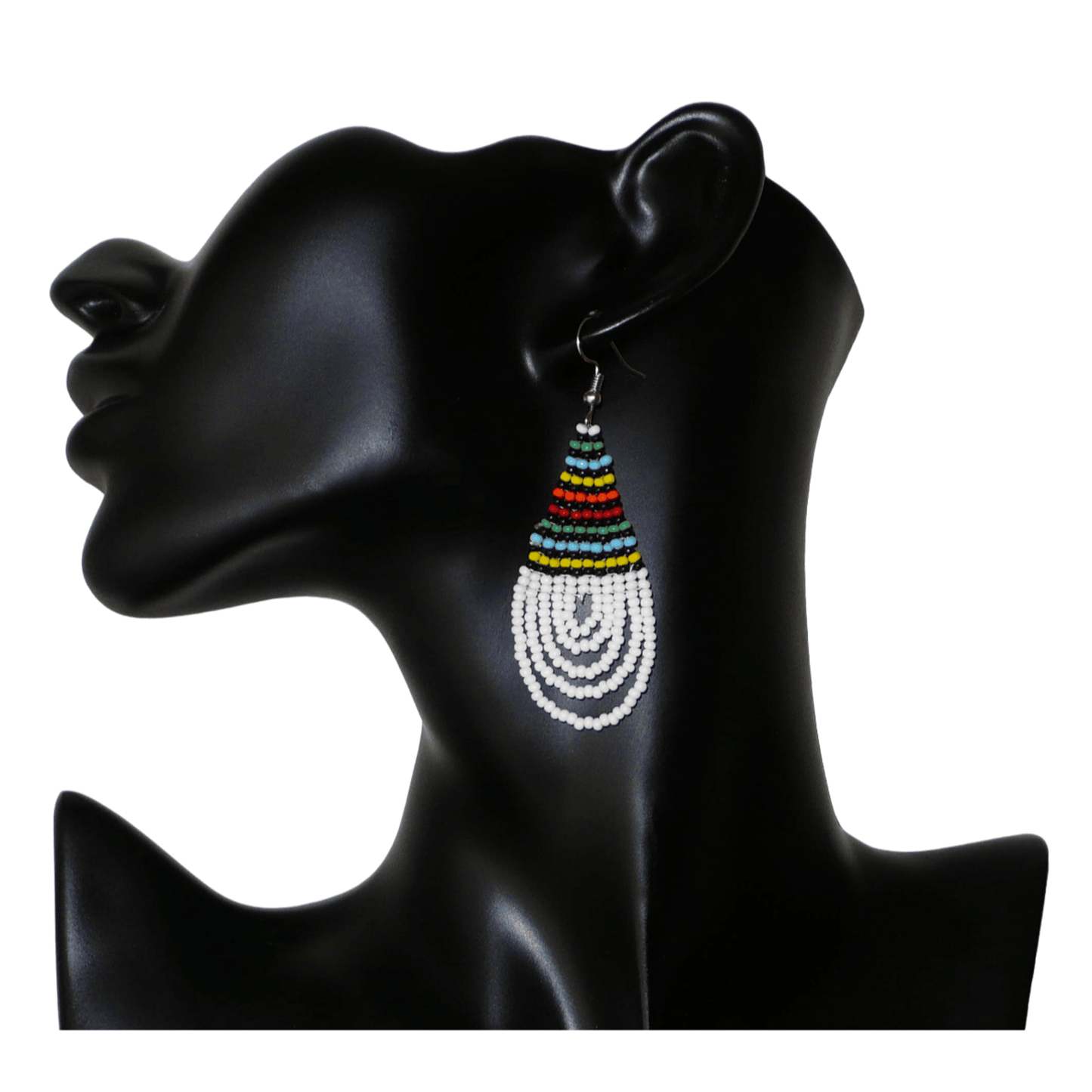 Boucles d'oreilles africaines à motifs traditionnels zoulous en forme de gouttes composées d'un tissage de perles de rocaille blanches et multicolores. Elles mesurent 7 cm de long et 2,5 cm de large et se portent sur des oreilles percées.