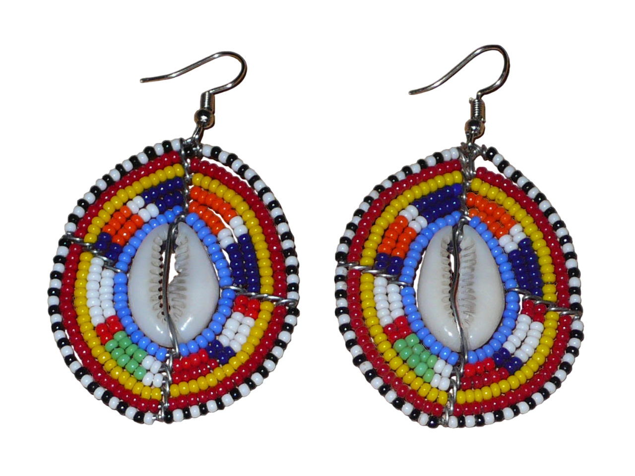 Boucles d'oreilles africaines en forme de boucliers Massai composées de perles de rocaille multicolores et de coquillages cauris. Elles mesurent 7 cm de long et 4 cm de large.