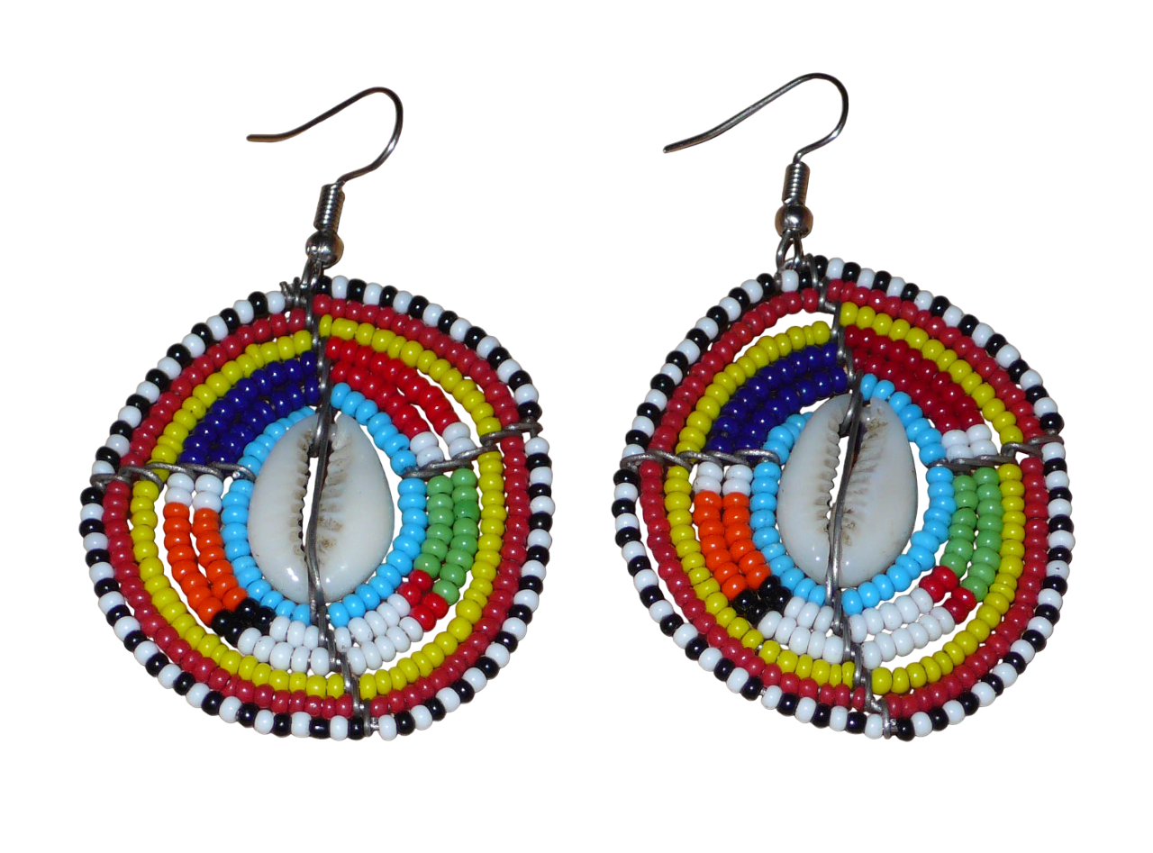 Boucles d'oreilles africaines traditionnelles aux motifs ethniques caractéristiques de l'artisanat Massai. De fabrication kenyane, elles se composent de perles de rocaille bleues et multicolores et de coquillages fixés sur des fils de fer montés en forme de boucliers Massai. Ces boucles d'oreilles de taille moyenne mesurent 6.5 cm de long et 4 cm de large ; elles se portent avec des crochets en acier inoxydable sur des oreilles percées.