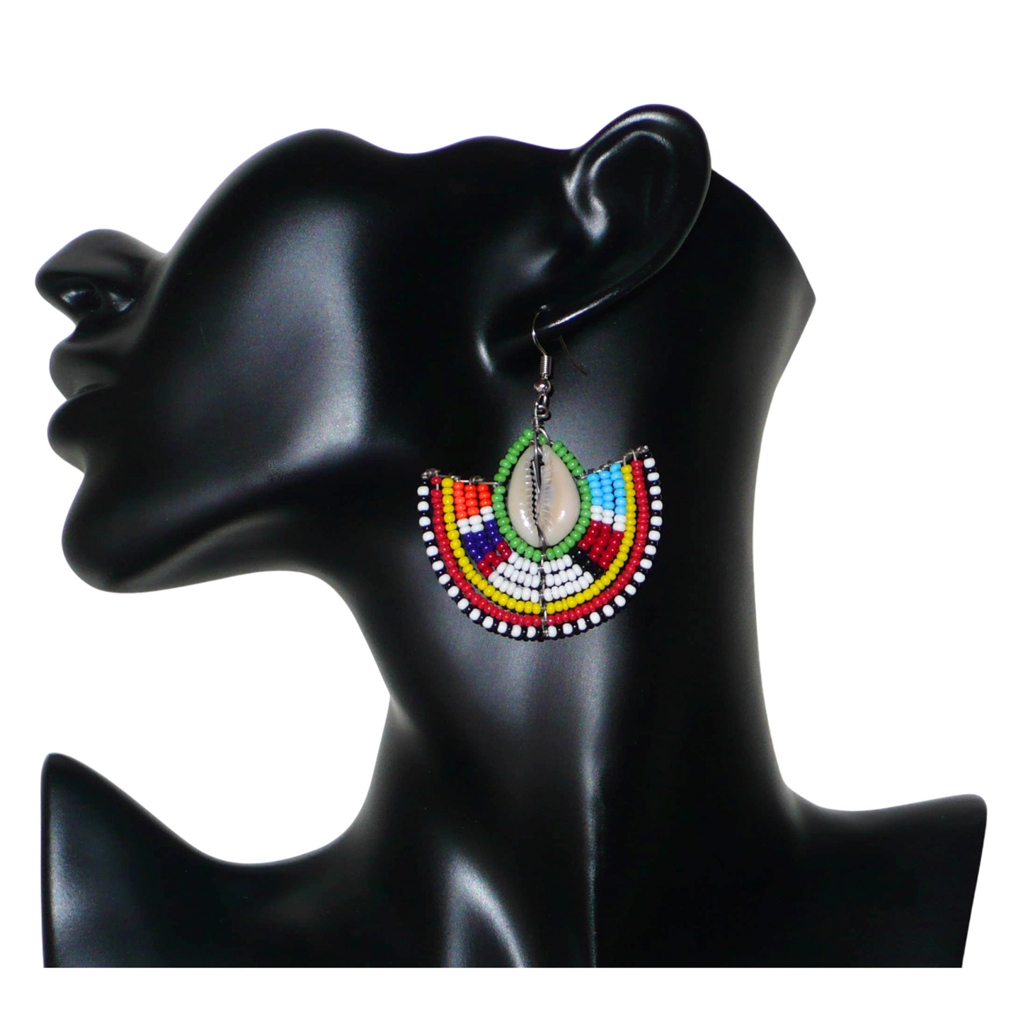 Ajoutez une touche afro chic à votre style avec cette jolie paire de boucles d'oreilles africaines issues de l'artisanat traditionnel Massai. Ces boucles d'oreilles aux accents exotiques se composent de perles de rocaille vertes et multicolores et de coquillages cauris. De taille moyenne, elles mesurent 6 cm de long et 4.5 cm de large, et se portent avec des crochets en acier inoxydable sur des oreilles percées.