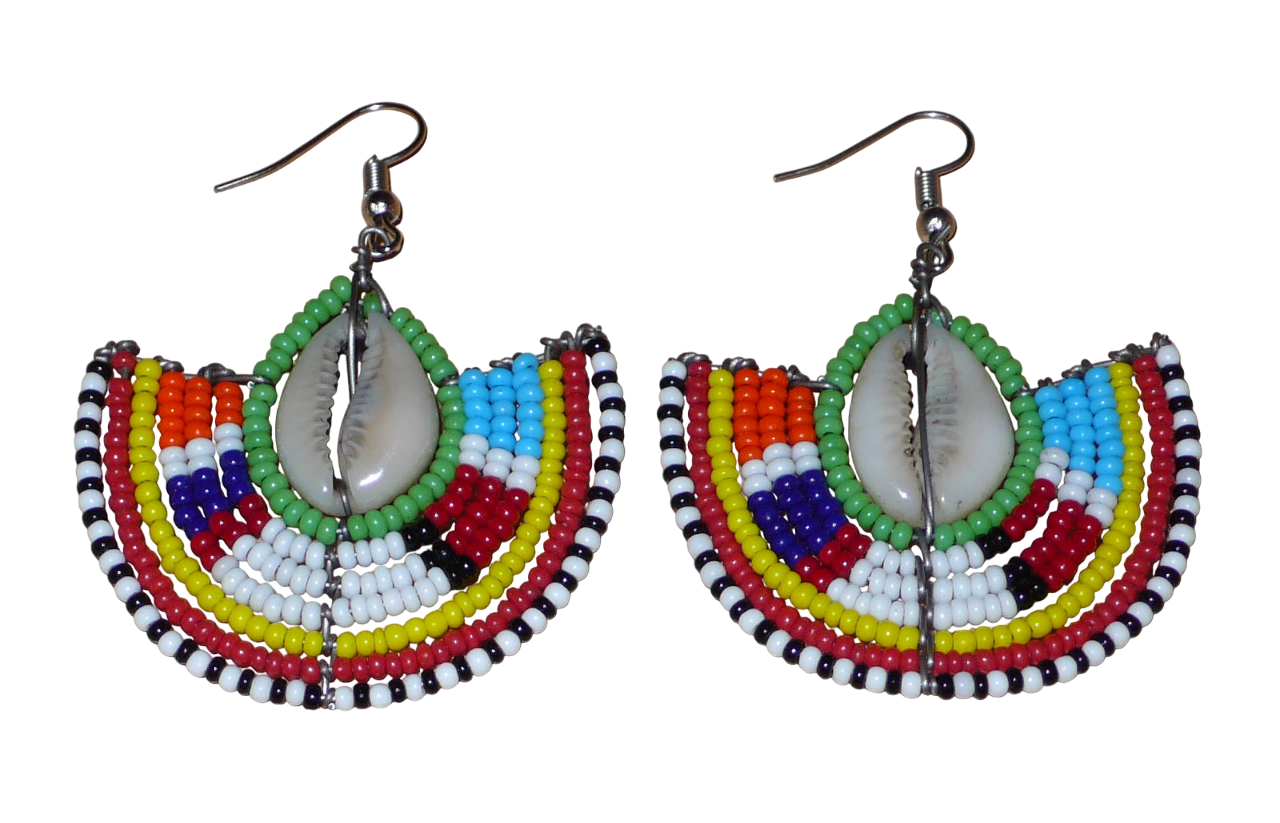 Ajoutez une touche afro chic à votre style avec cette jolie paire de boucles d'oreilles africaines issues de l'artisanat traditionnel Massai. Ces boucles d'oreilles aux accents exotiques se composent de perles de rocaille vertes et multicolores et de coquillages cauris. De taille moyenne, elles mesurent 6 cm de long et 4.5 cm de large, et se portent avec des crochets en acier inoxydable sur des oreilles percées.