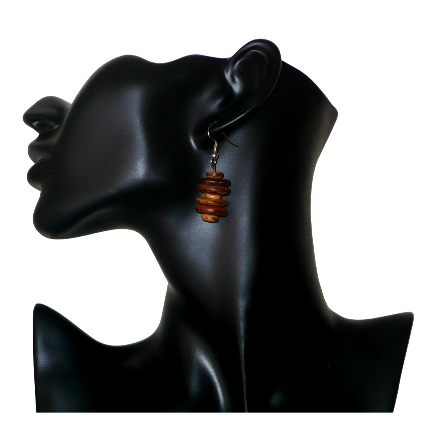 Boucles d'oreilles afro-caribéennes aux accents exotiques composées de perles en noix de coco façonnées en rondelles superposées. De taille moyenne, ces boucles d'oreilles mesurent 4.5 cm de long et 1.5 cm de large ; elles se portent avec des crochets en acier inoxydable sur des oreilles percées.