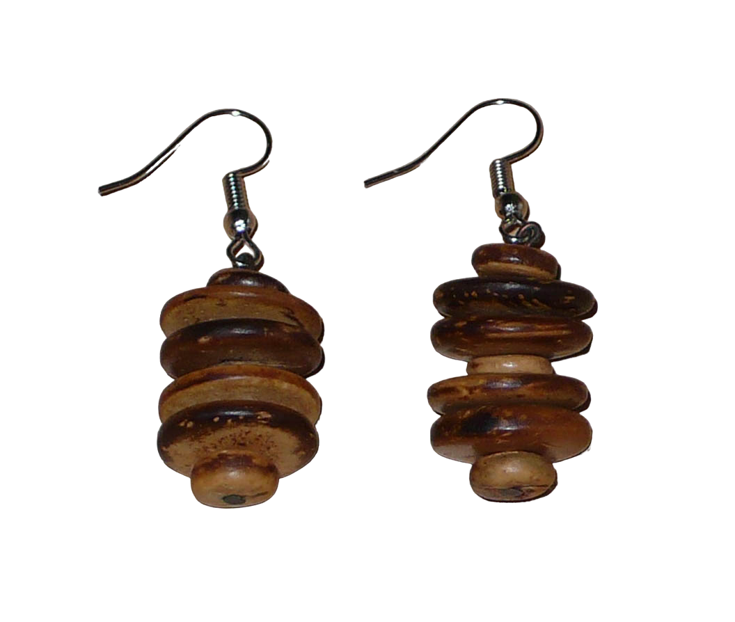 Boucles d'oreilles afro-caribéennes aux accents exotiques composées de perles en noix de coco façonnées en rondelles superposées. De taille moyenne, ces boucles d'oreilles mesurent 4.5 cm de long et 1.5 cm de large ; elles se portent avec des crochets en acier inoxydable sur des oreilles percées.