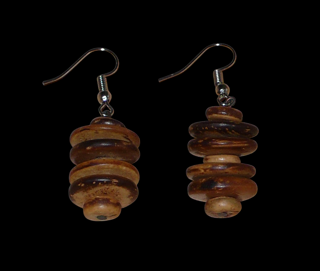 Boucles d'oreilles afro-caribéennes aux accents exotiques composées de perles en noix de coco façonnées en rondelles superposées. De taille moyenne, ces boucles d'oreilles mesurent 4.5 cm de long et 1.5 cm de large ; elles se portent avec des crochets en acier inoxydable sur des oreilles percées.