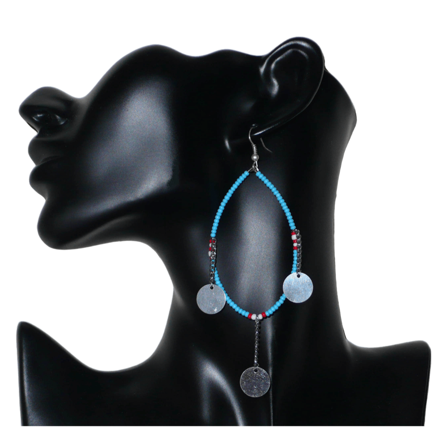 Longues boucles d'oreilles africaines Massai composées de perles bleu turquoise, blanches et rouges glissées sur un brin de fil de fer monté en forme de goutte, et de chaînettes ornées de pastilles en métal. Ces boucles d'oreilles ethniques chic mesurent 11,5 cm de long et 4 cm de large, et se portent avec des crochets en acier inoxydable sur des oreilles percées.