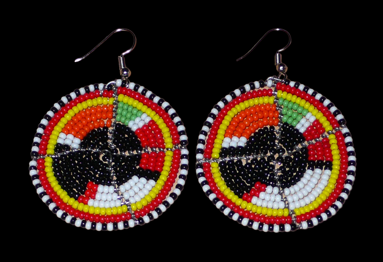 Boucles d'oreilles ethniques rondes composées de perles de rocaille noires et multicolores. De taille moyenne, ces boucles d'oreilles africaines de tradition Massai mesurent 6,5 cm de long et 4,5 cm de large ; elles se portent avec des crochets en acier inoxydable sur des oreilles percées.