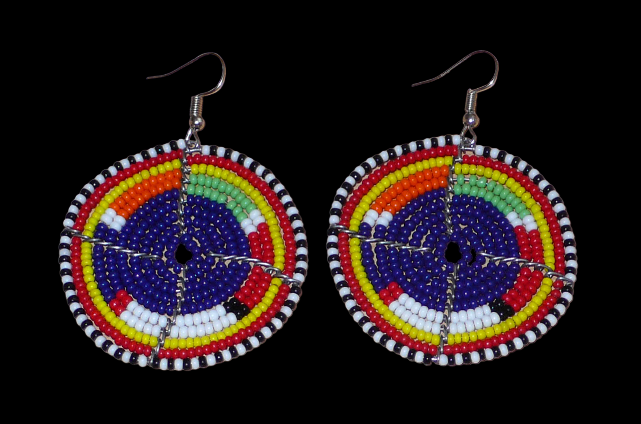 Boucles d'oreilles africaines rondes à motifs ethniques Massai en perles de rocaille bleu foncé et multicolores. Elles mesurent 7 cm de long et 5 cm de large et se portent sur des oreilles percées.