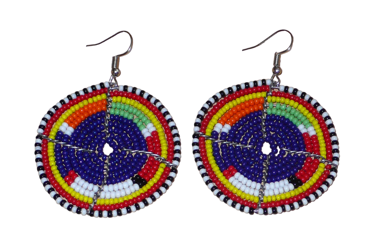 Boucles d'oreilles africaines rondes à motifs ethniques Massai en perles de rocaille bleu foncé et multicolores. Elles mesurent 7 cm de long et 5 cm de large.