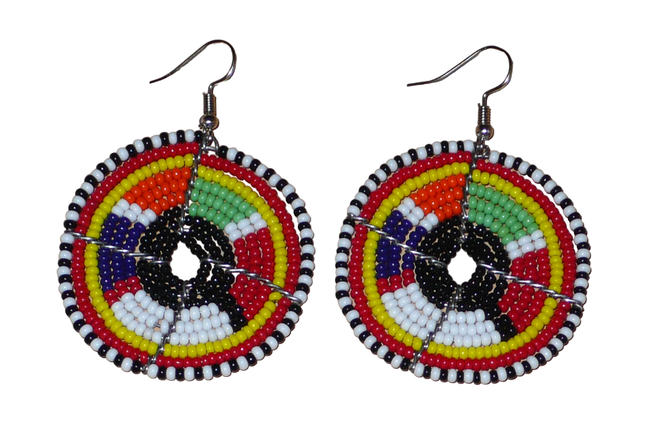 Boucles d'oreilles ethniques Massai rondes en perles de rocaille multicolores ; elles mesurent 6,5 cm de long et 4,5 cm de large et se portent avec des crochets en acier inoxydable sur des oreilles percées.