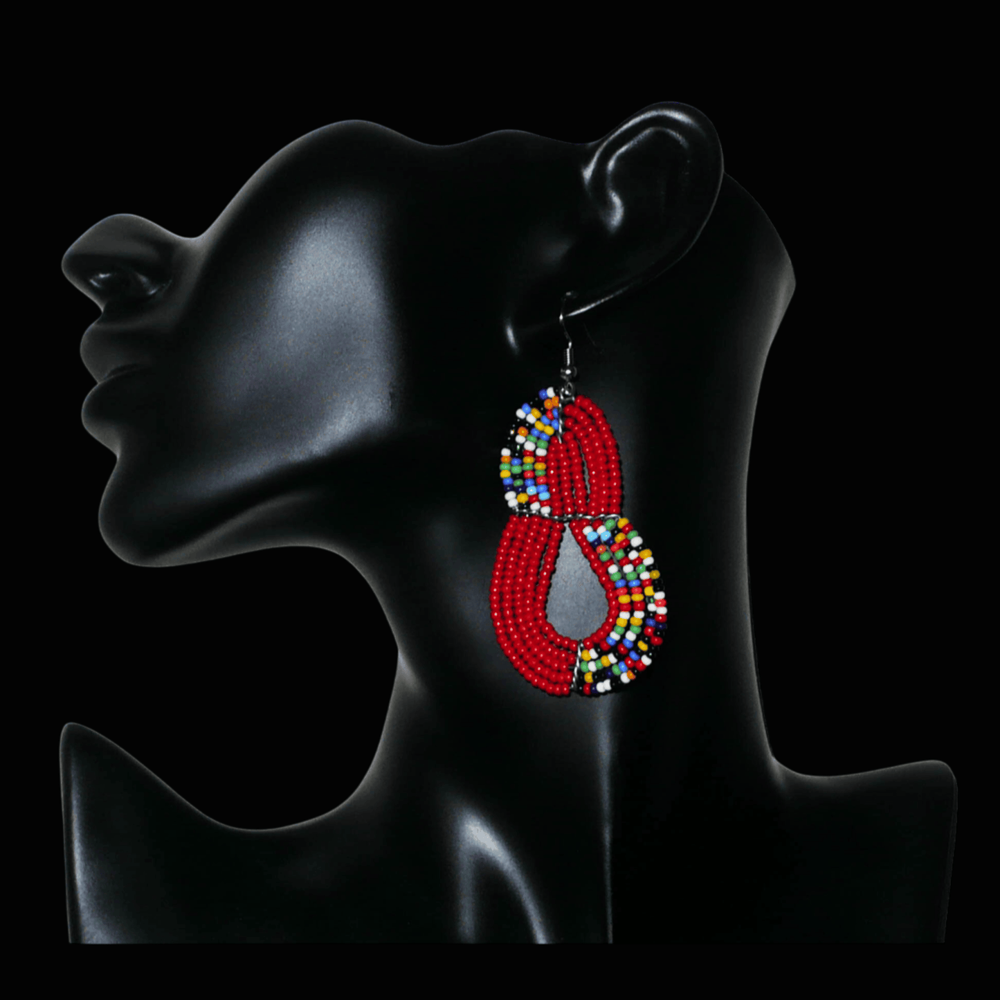 Boucles d'oreilles kenyanes rouges et multicolores en forme de poires composées de perles de rocaille. Elles mesurent 7,5 cm de long et 4 cm de large et se portent sur des oreilles percées.
