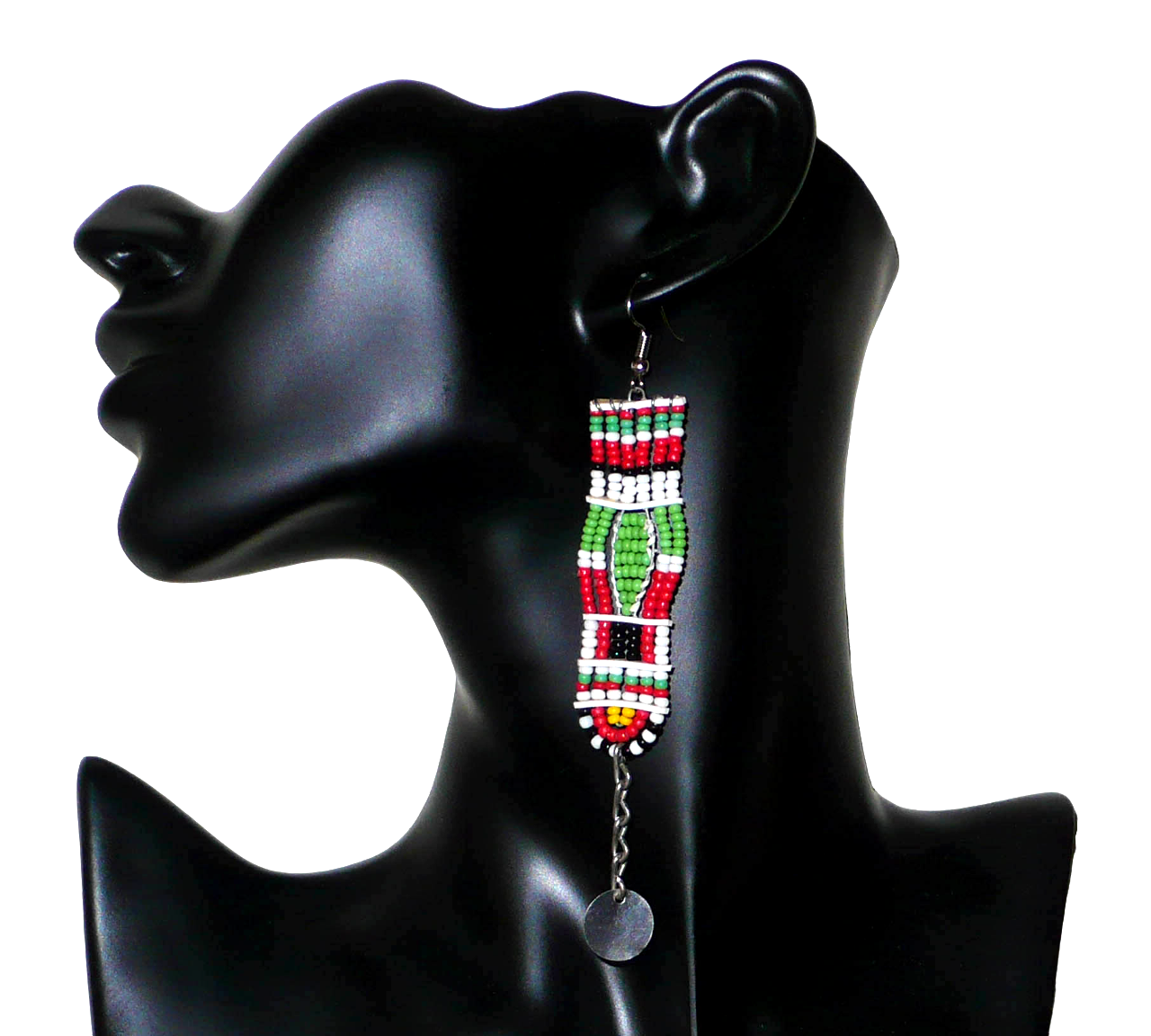 Longues boucles d'oreilles africaines de tradition Massai en perles de rocaille prolongées de chaînettes ornées de disques métalliques. Elles mesurent 11 cm de long et 2,5 cm de large, et se portent avec des crochets en acier inoxydable sur des oreilles percées.