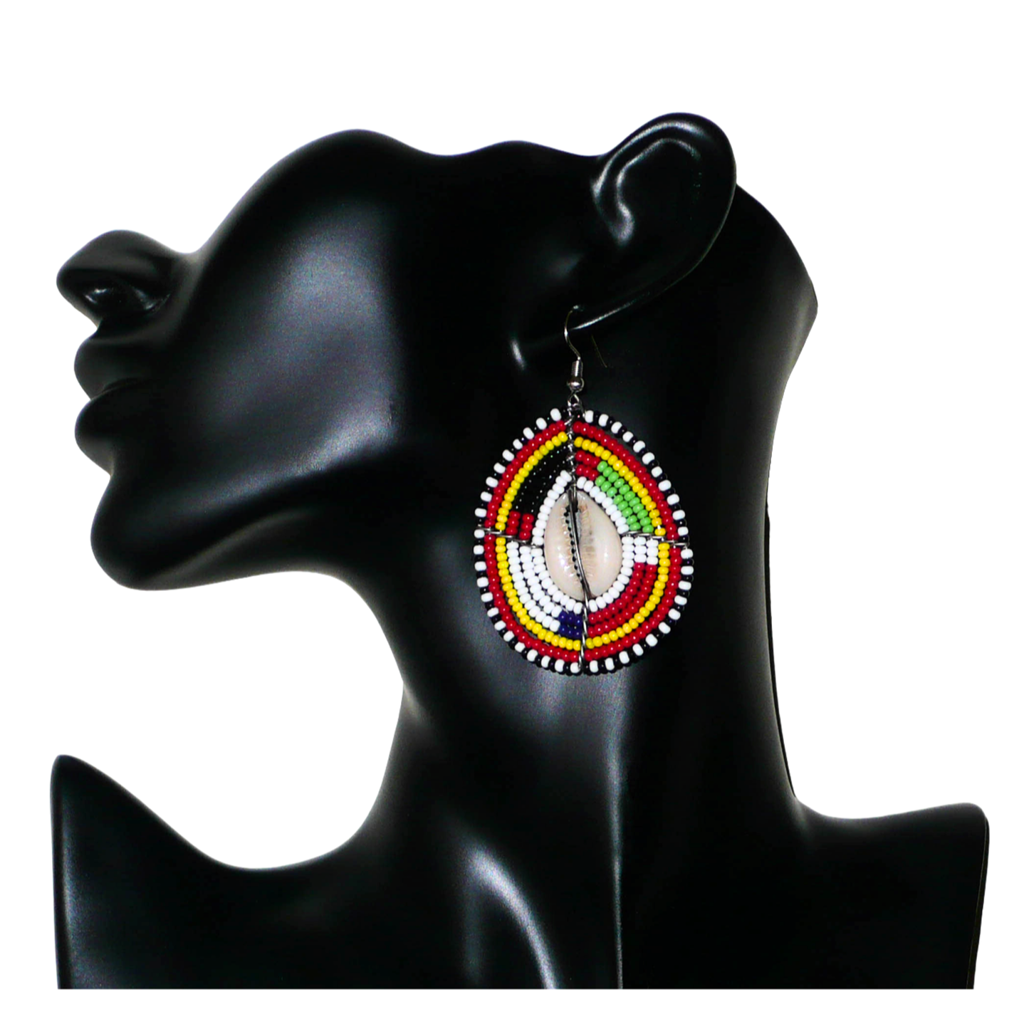 Boucles d'oreilles africaines traditionnelles en forme de boucliers Massai faites de perles et de coquillages cauris ; elles mesurent 7 cm de long et 4 cm de large et se portent sur des oreilles percées.