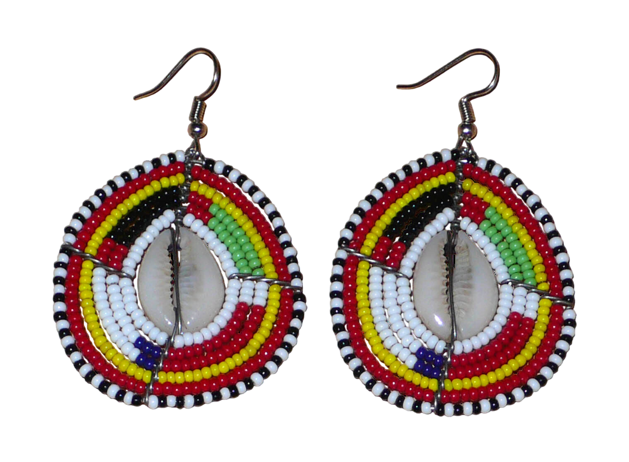 Boucles d'oreilles africaines traditionnelles en forme de boucliers Massai faites de perles et de coquillages cauris ; elles mesurent 7 cm de long et 4 cm de large et se portent sur des oreilles percées.