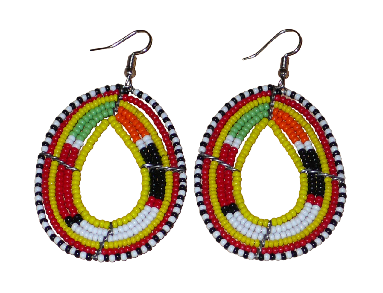Boucles d'oreilles africaines traditionnelles aux motifs et couleurs Massai composées de perles de rocaille jaunes et multicolores fixées sur des fils de fer montés en forme de gouttes. Elles mesurent 7.5 cm de long et 4 cm de large, et se portent sur des oreilles percées.