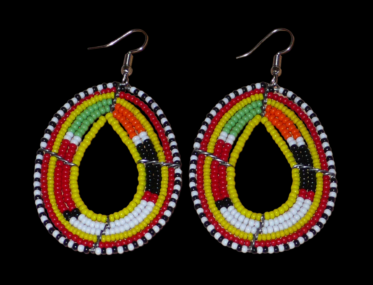 Boucles d'oreilles africaines traditionnelles aux motifs et couleurs Massai composées de perles de rocaille jaunes et multicolores fixées sur des fils de fer montés en forme de gouttes. Elles mesurent 7.5 cm de long et 4 cm de large, et se portent sur des oreilles percées.