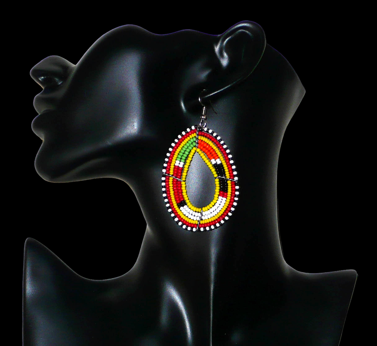 Boucles d'oreilles africaines traditionnelles aux motifs et couleurs Massai composées de perles de rocaille jaunes et multicolores fixées sur des fils de fer montés en forme de gouttes. Elles mesurent 7.5 cm de long et 4 cm de large, et se portent sur des oreilles percées.