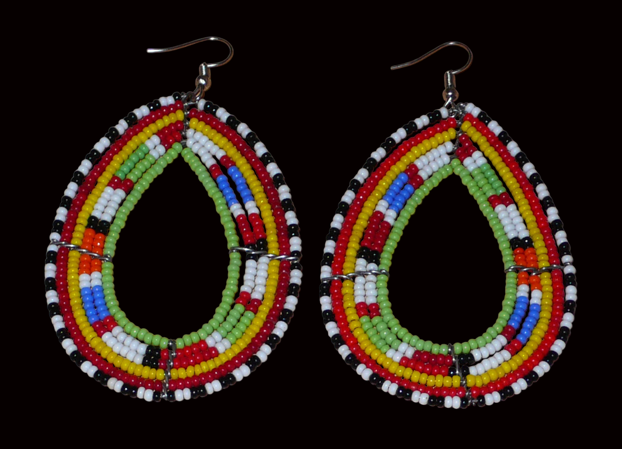 Longues boucles d'oreilles africaines Massai en perles de rocaille multicolores glissées sur six rangées de fils de fer montées en forme de gouttes. Elles mesurent 8,5 cm de long et 5 cm de large.