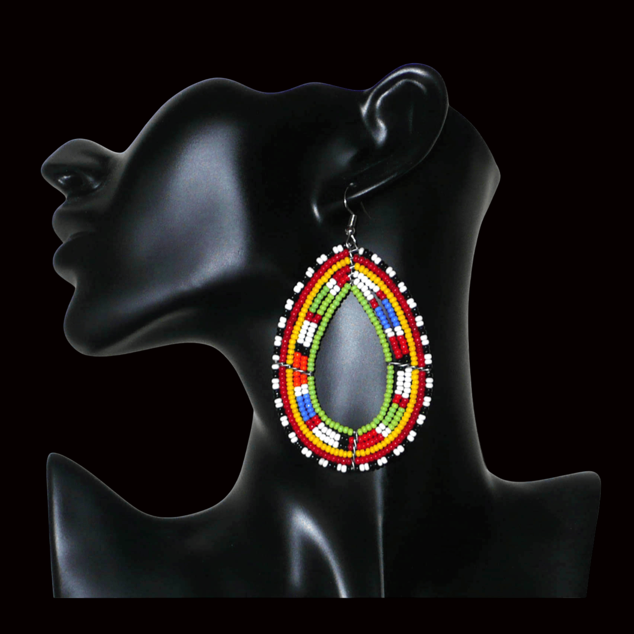 Longues boucles d'oreilles africaines Massai en perles de rocaille multicolores glissées sur six rangées de fils de fer montées en forme de gouttes. Elles mesurent 8,5 cm de long et 5 cm de large.