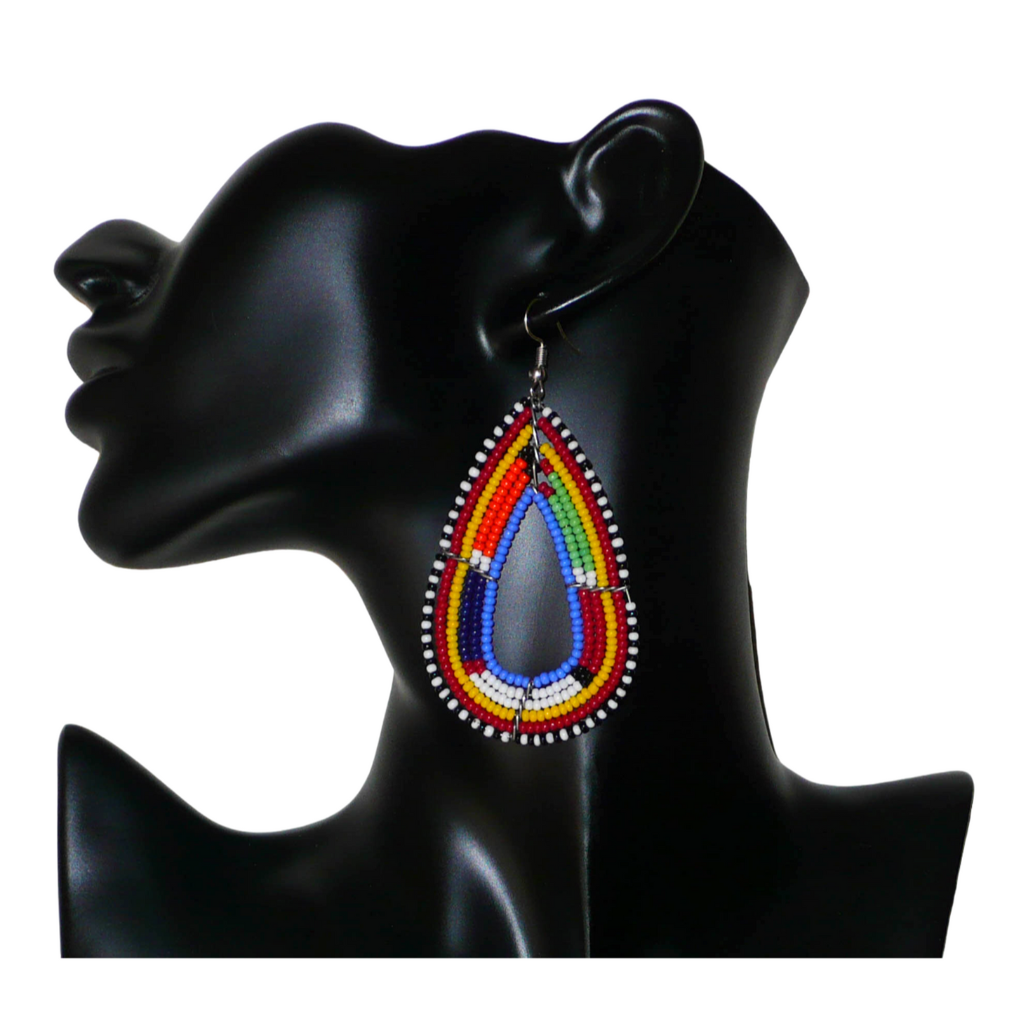 Longues boucles d'oreilles africaines Massai en forme de gouttes composées de perles de rocaille bleues et multicolores. Elles mesurent 8,5 cm de long et 4 cm de large et se portent avec des crochets en acier inoxydable sur des oreilles percées.