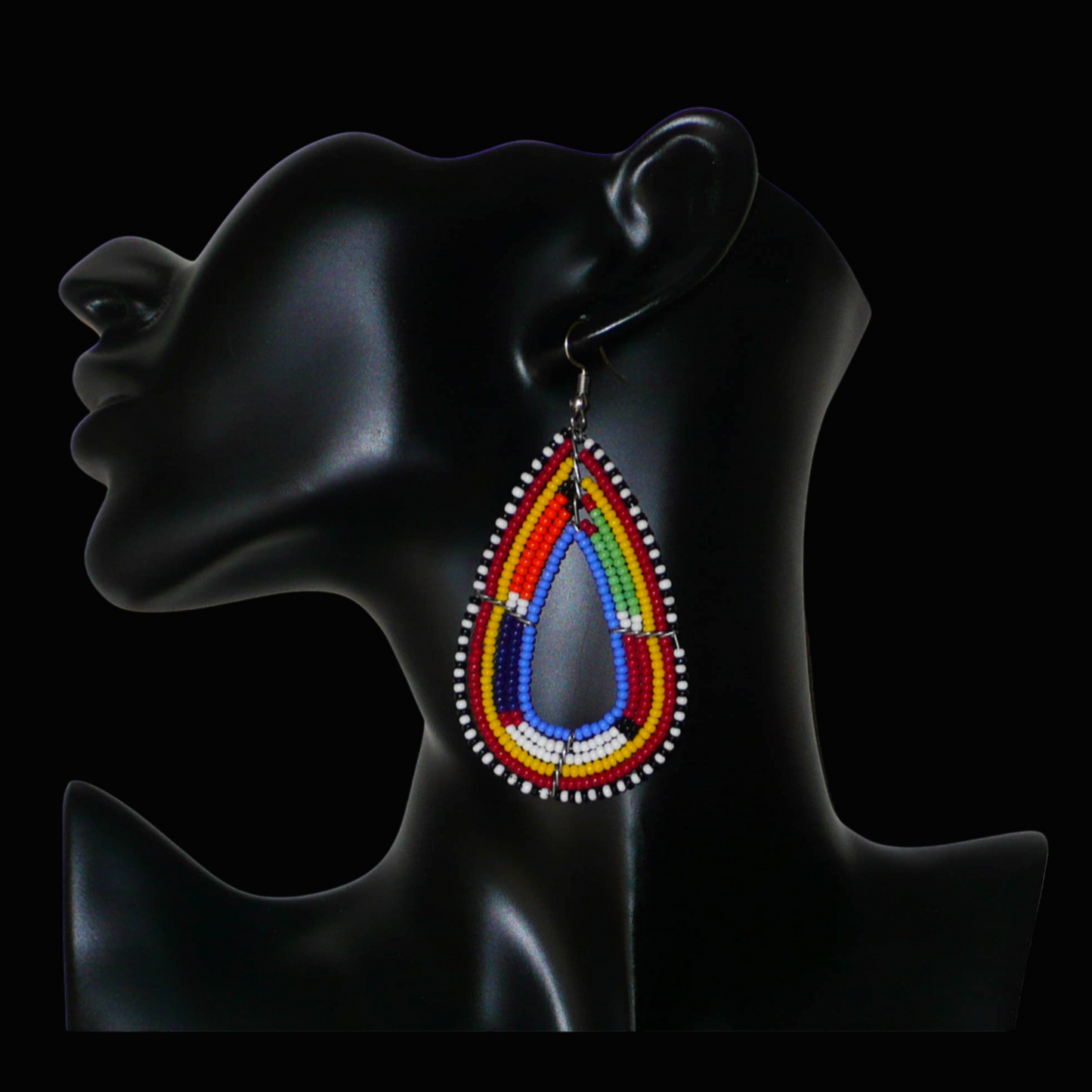 Longues boucles d'oreilles africaines Massai en forme de gouttes composées de perles de rocaille bleues et multicolores. Elles mesurent 8,5 cm de long et 4 cm de large et se portent avec des crochets en acier inoxydable sur des oreilles percées.