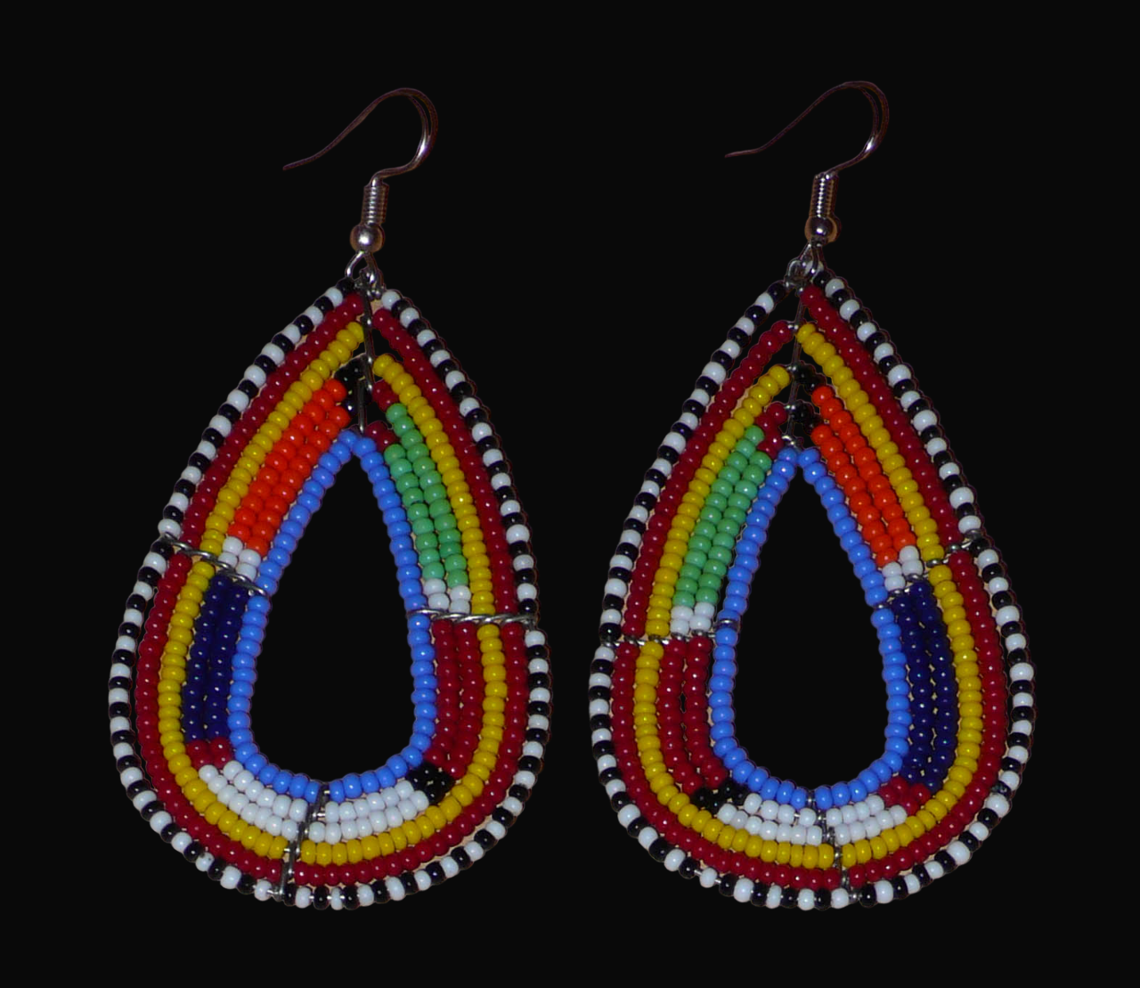 Longues boucles d'oreilles africaines Massai en forme de gouttes composées de perles de rocaille bleues et multicolores. Elles mesurent 8,5 cm de long et 4 cm de large et se portent avec des crochets en acier inoxydable sur des oreilles percées.