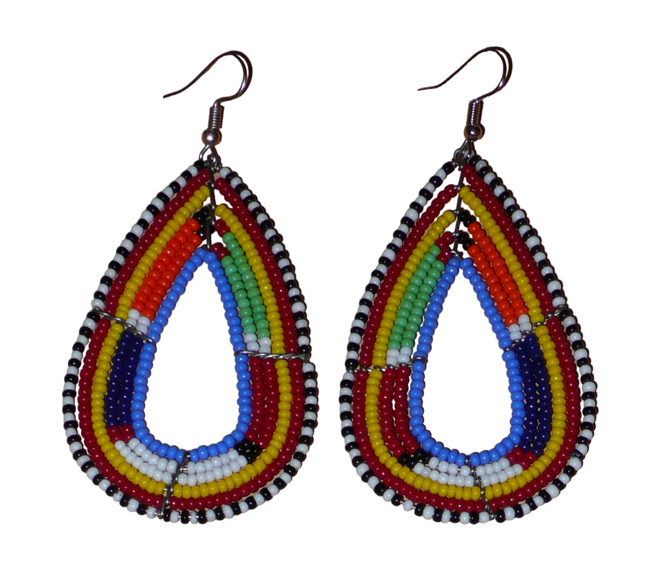 Longues boucles d'oreilles africaines Massai en forme de gouttes composées de perles de rocaille bleues et multicolores. Elles mesurent 8,5 cm de long et 4 cm de large et se portent avec des crochets en acier inoxydable sur des oreilles percées.