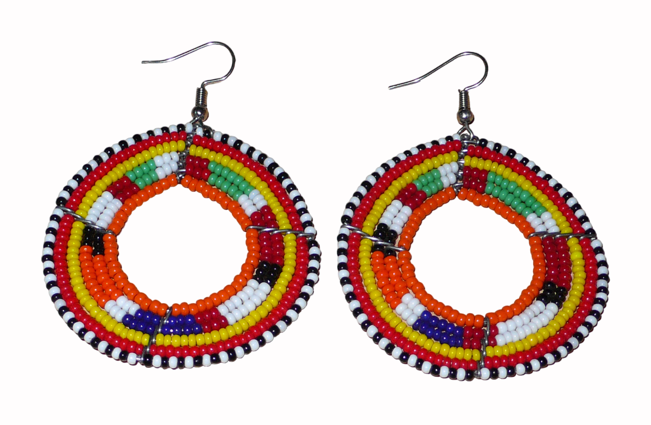 Boucles d'oreilles africaines Massai aux accents afro chic des années 70 composées de perles de rocaille orange et multicolores glissées sur des structures circulaires en fils de fer. De taille moyenne, elles mesurent 7 cm de long et 5 cm de large, et se portent sur des oreilles percées.
