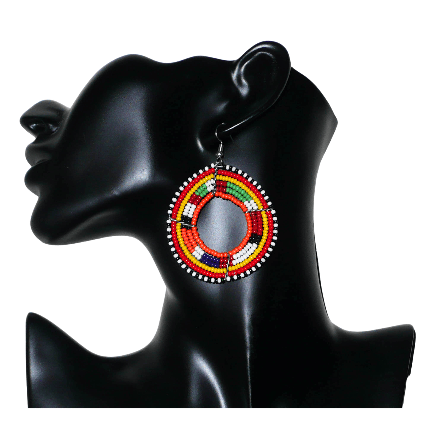 Boucles d'oreilles africaines Massai aux accents afro chic des années 70 composées de perles de rocaille orange et multicolores glissées sur des structures circulaires en fils de fer. De taille moyenne, elles mesurent 7 cm de long et 5 cm de large, et se portent sur des oreilles percées.
