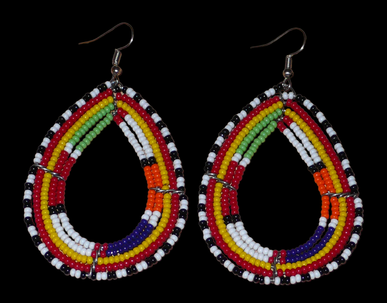 Boucles d'oreilles africaines ethniques Massai en perles de rocaille multicolores montées en forme de gouttes. Ces boucles d'oreilles colorées mesurent 8,5 cm de long et 4,5 cm de large et se portent avec des crochets en acier inoxydable sur des oreilles percées.