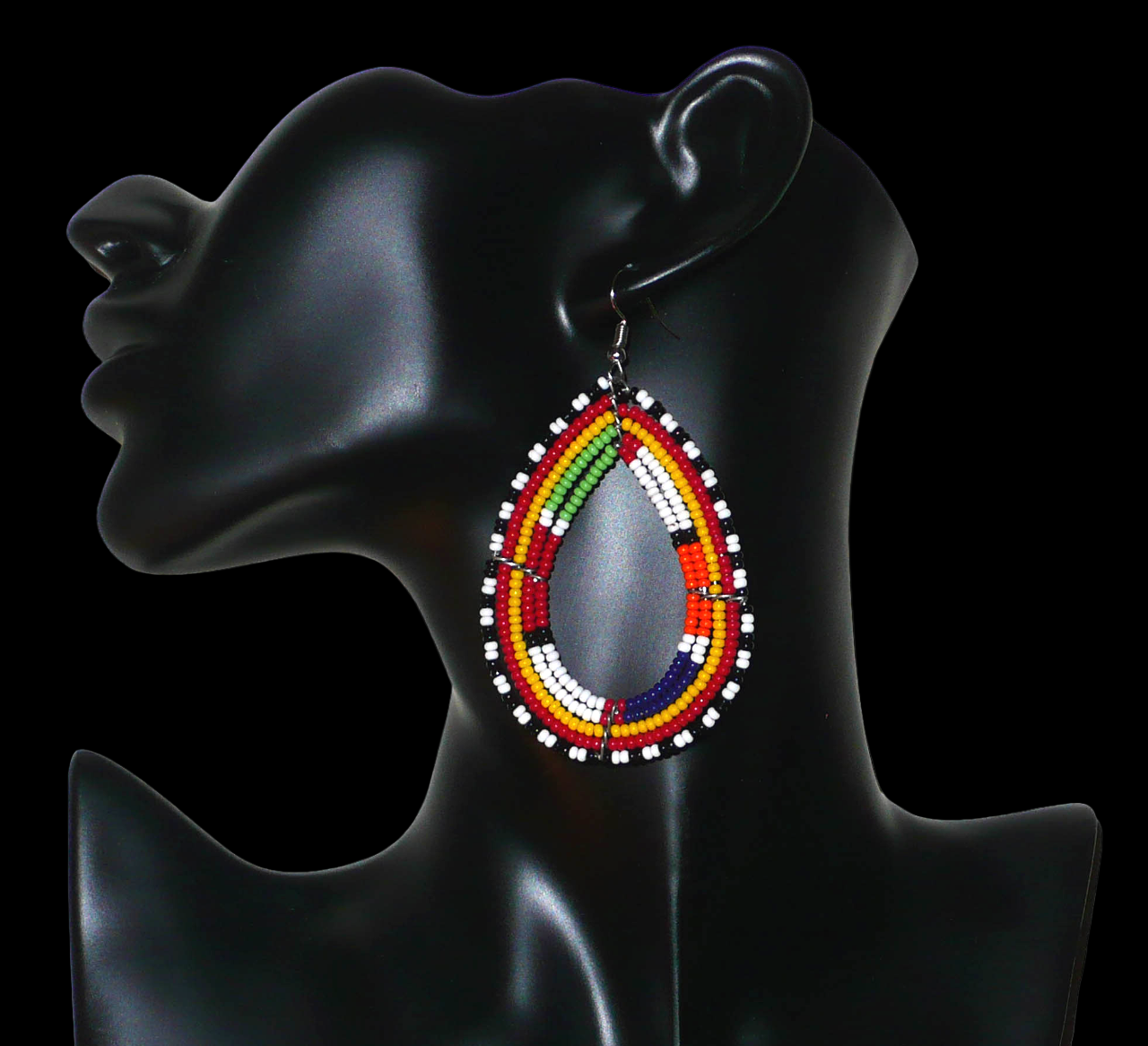 Boucles d'oreilles africaines ethniques Massai en perles de rocaille multicolores montées en forme de gouttes. Ces boucles d'oreilles colorées mesurent 8,5 cm de long et 4,5 cm de large et se portent avec des crochets en acier inoxydable sur des oreilles percées.