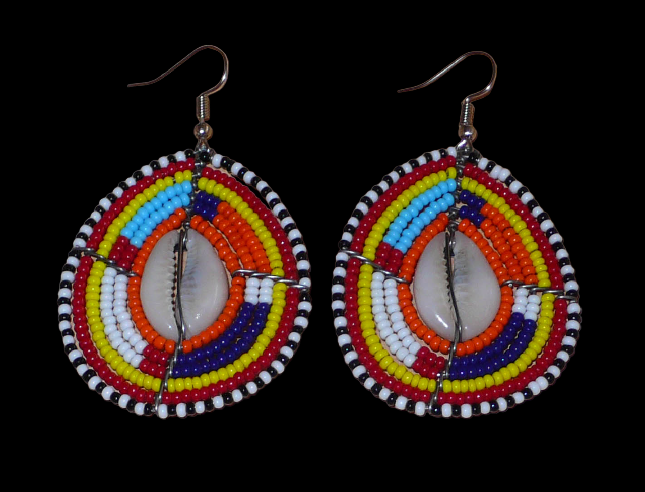 Boucles d'oreilles africaines Massai composées de perles de rocaille multicolores et de coquillages cauris. Elles mesurent 7 cm de long et 4 cm de large et se portent avec des crochets en acier inoxydable sur des oreilles percées.