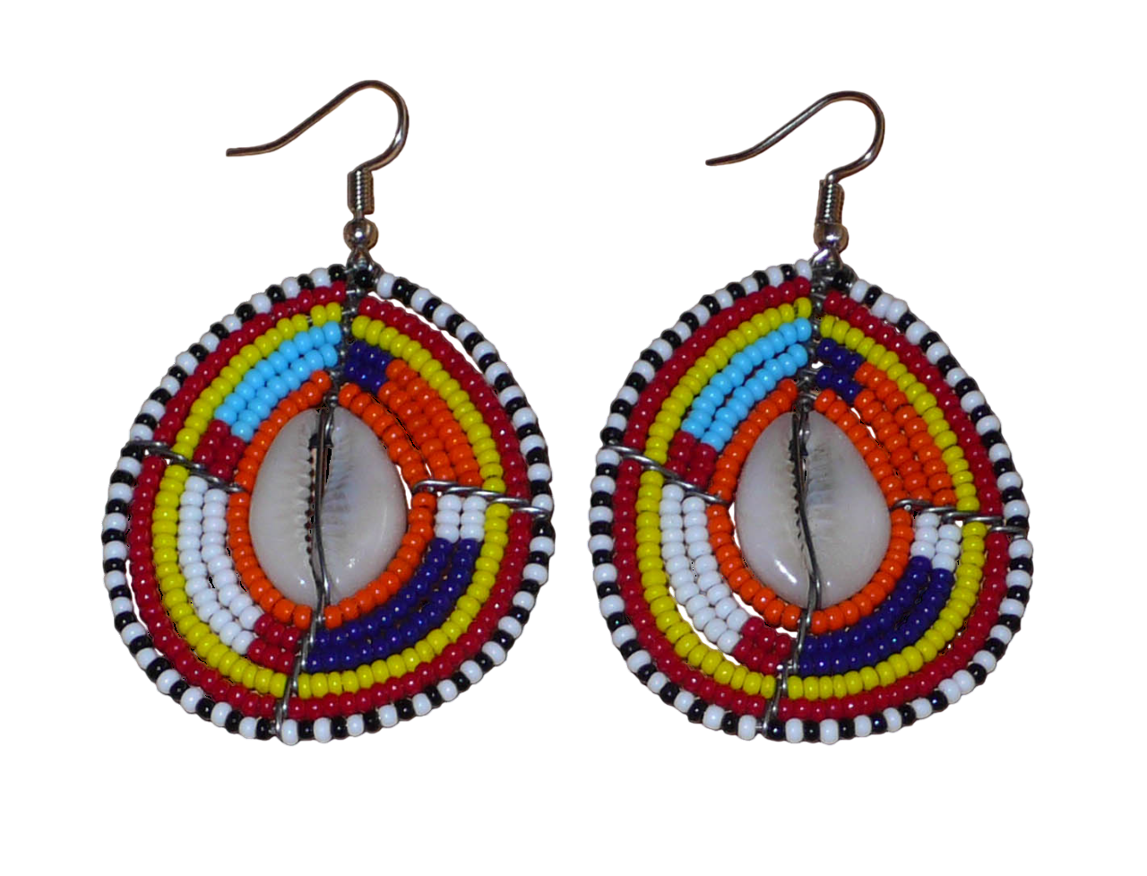 Boucles d'oreilles africaines Massai composées de perles de rocaille multicolores et de coquillages cauris. Elles mesurent 7 cm de long et 4 cm de large et se portent avec des crochets en acier inoxydable sur des oreilles percées.